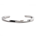Dettaglio macro del bracciale rigido aperto ritorto in acciaio inossidabile lucido argento - Acciaio Inossidabile a C Intrecciato Argento