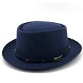 Dettaglio cappello di lana blu navy con cinturino in pelle nera ed emblema a croce - M (56-58cm) / Blu Notte