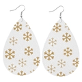 Détail de boucles d'oreilles goutte en similicuir avec motifs de flocons dorés sur blanc - Flocon de Neige Marron Doré