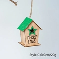Pendaglio natalizio a casetta in legno Stile C naturale e verde da 6x9cm - Stile C (Tetto Verde/Stella/MERRY XMAS)