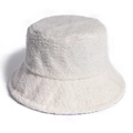 Vista detallada de la suave textura de felpa blanca en este gorro de pescador teddy - 58cm / Blanco