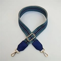 Dettaglio tracolla larga in pelle PU regolabile con motivo geometrico blu e ganci dorati - Blu + Blu