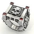 Bague tête de mort gothique en argent avec cristaux rouges et gravures vintage sur l'anneau - US 7 / Argent + Strass Rouge
