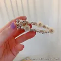 Elegante molletta dorata con fiori bianchi, perle e strass, lunghezza 6,8 cm e larghezza 1,7 cm - Fermaglio Lungo / Clip a Becco d'Anatra con Perle