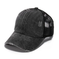 Detail der verwaschenen Denim Baseballkappe mit Pferdeschwanzöffnung und Mesh-Rückseite - Schwarz