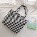 Détail du sac fourre-tout en toile à carreaux noir et blanc sur fond de tissu blanc - Carreaux Noirs