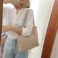 Sac fourre-tout à carreaux marron et blanc porté à l'épaule pour un look décontracté - Carreaux Kaki
