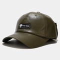 Dettaglio macro del cappello da baseball in pelle PU verde oliva con patch ricamata - Regolabile / Verde Militare