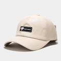 Dettaglio cappello da baseball beige in pelle PU con toppa logo e trama martellata - Regolabile / Beige