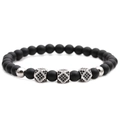 Nahaufnahme von 6mm matten schwarzen Steinperlen Armband mit silbernen Kronen auf weißem Grund - Platin Dreifachschliffperle