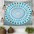 Tapiz mandala azul y verde en pared gris con decoración bohemia y plantas de interior - 150x130cm / Mandala Azul Pavo Real y Verde