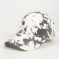 Detailopname van het monochrome tie-dye patroon en stiksels op een canvas baseballpet - Verstelbaar / Zwart Grijs en Wit Tie-Dye