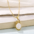 18K vergulde halsketting met ovale witte jade hanger en een elegante kroonzetting - Gouden Ketting (Witte Imitatie Jade)