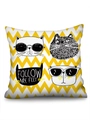 Kissenbezug in Leinenoptik mit Cartoon-Katzenmotiven und gelbem Wellenmuster - Stil 02