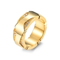 Anillo geométrico clásico de acero inoxidable chapado en oro con piedras brillantes - Talla 8 / Dorado