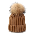 Detail einer braunen Strickmütze mit flauschigem Echtpelz-Bommel auf weißem Hintergrund - Erwachsene / Khaki