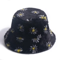 Dettaglio cappello alla pescatora in peluche nera con ricamo a margherite bianche invernali - 58cm / Nero
