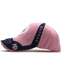 Gorra de béisbol rosa y azul marino con bordado Nassau y detalle NB de lado - Rosa