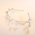 Detalle de una diadema plateada de doble capa con perlas blancas de varios tamaños - Plata (C9322)