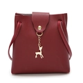 Borsa a secchiello bordeaux in pelle PU con ciondolo a cervo dorato e tracolla sottile - Borgogna