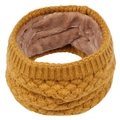 Makro-Detail des ingwergelben Strickschals mit dickem dunklem Fleecefutter für den Winter - Gelb