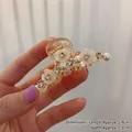 Pinza per capelli champagne con fiori bianchi e perle, misura 5,9 cm x 2,3 cm - Medio / Pinza per Capelli Media con Perle