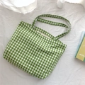 Gros plan détaillé du sac cabas en toile à carreaux verts sur fond de tissu blanc - Carreaux Verts
