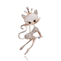 Élégante broche chat en or rose avec une pierre opale blanche et des détails de couronne - Chat à Couronne