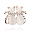 Broche double chat en or rose avec pierres d'opale blanche et cristaux brillants - Deux Chatons