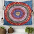 Tapiz mandala bohemio azul y rosa en pared gris con plantas verdes - 150x130cm / Mandala Colorido Azul y Rojo