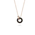 Detalle del colgante de doble anillo en oro rosa con números romanos y cristal incrustado - N719-Concha Negra Doble Anillo Romano