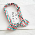 Détail d'un bandeau en velours à oreilles de lapin avec rayures rose-vert et cœurs blancs - Coeur à Rayures