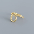 Detail eines vergoldeten S925 Silberrings mit gehämmerter Textur und offenem Design - 925er Silber / Gold