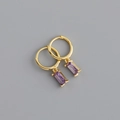 Détail de boucles d'oreilles créoles dorées avec pendentifs rectangulaires violets - Or, Pierre Violet Clair