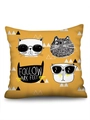 Gelber Kissenbezug in Leinenoptik mit Cartoon-Katzenmotiven und Follow My Feet Aufdruck - Stil 05