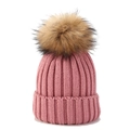 Detailansicht der rosa Strickmütze mit großem flauschigem Kunstpelz-Pompon für den Winter - Altrosa