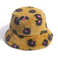 Dettaglio cappello alla pescatora in ecopelliccia gialla con margherite nere e rosa - 58cm / Oro