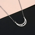 Collana minimalista in acciaio inossidabile con pendente a mezzaluna e fasi lunari - Color Acciaio