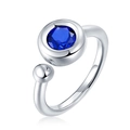 Macro-opname van een sprankelende blauwe moissaniet ring met een verstelbare zilveren band - S (Hong Kong Maat 9-11) / In het lab gekweekte saffier