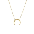 Collar minimalista con colgante de luna creciente dorada sobre fondo blanco puro - Dorado