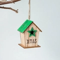 Casetta natalizia in legno Tipo A con tetto verde e incisione XMAS, misura 6x9cm - Stile A (Tetto Verde/Stella/XMAS)