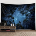 Vista detallada de un gran tapiz de pared de bosque y cielo estrellado en dormitorio - 230x180cm / Cielo estrellado y árbol