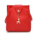 Piccola borsa a secchiello rossa in pelle PU con ciondolo a cervo dorato e tracolla - Rosso