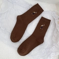 Dunkelbraune Baumwollsocken mit zarter Cartoon-Stickerei im japanischen Retro-Stil - Einheitsgröße / Kaffeebraun