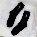 Schwarze Baumwollsocken mit bunter Stickerei und modischem Retro-Strickmuster für Damen - Einheitsgröße / Schwarz