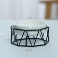 Cendrier blanc en céramique avec support géométrique noir et détails de taille - Triangle Noir (Avec Cendrier en Céramique)