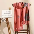 Écharpe cachemire à motif pissenlit rose et caramel avec franges sur chaise - Bourgeon de Neige