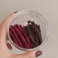 Gros plan d'élastiques à cheveux rouge foncé et marron dans un pot transparent - Pack de 20 Bâtons / Rouge Vin Et Brun Foncé
