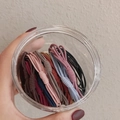 Dettaglio di elastici per capelli multicolori ad alta elasticità in un barattolo di plastica - Colori misti 20 pezzi (Barattolo)