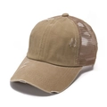 Detail der verwaschenen Baseballkappe mit abgenutzten Kanten und Netzgewebe hinten - Khaki